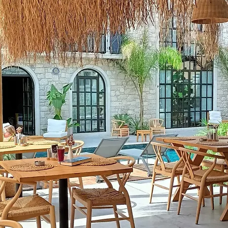 Rhea Boutique Hotell *