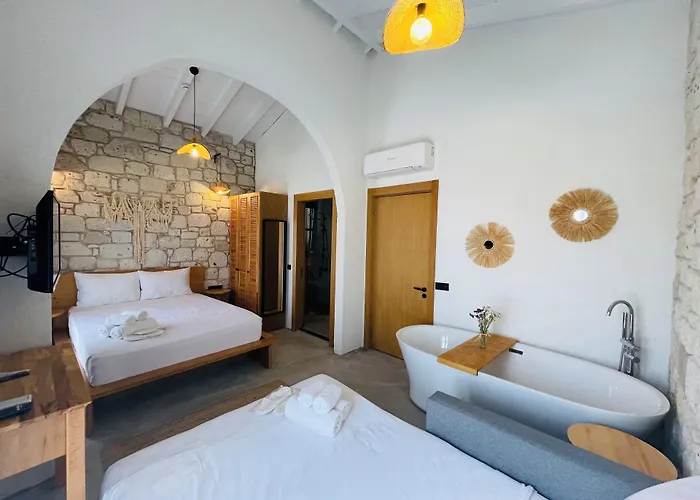 Rhea Boutique Hotel *